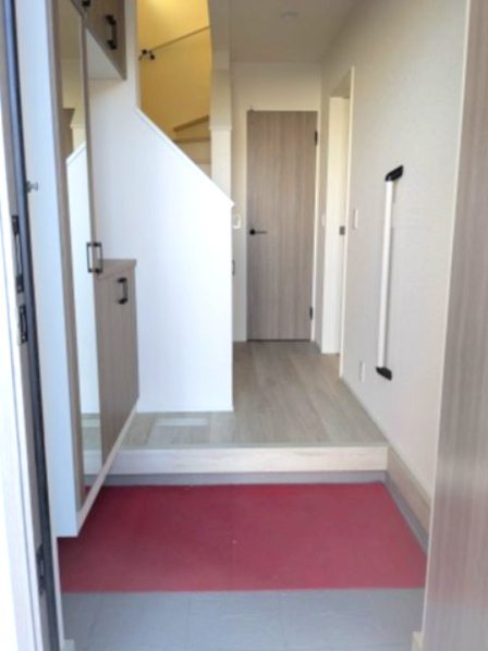 LIGNAGE並榎町24－1期の玄関|上がり框は段差を控えめにしつつ、中と外をしっかり区切る新設設計。