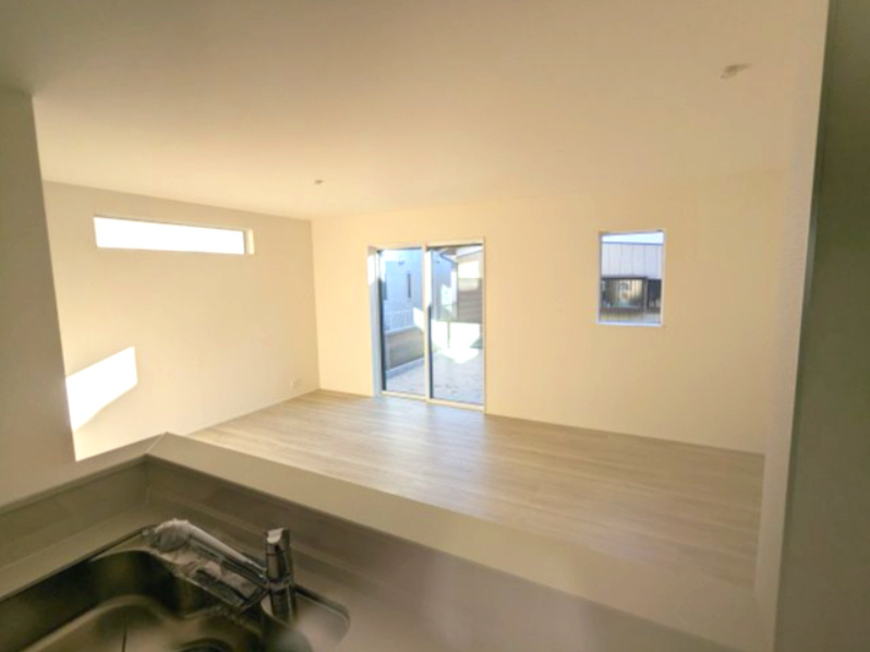 LIGNAGE並榎町24－1期の居間・リビング|住む人の好みに合わせやすい、白を基調としたLDKです。