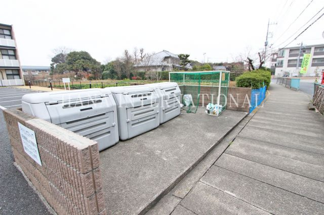 レオパレスブルージュのエントランス