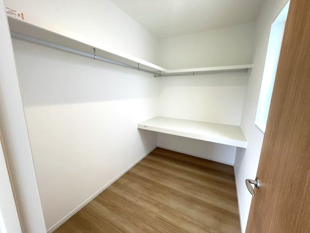 佐伯区皆賀１丁目　№35912の収納|約3帖あるので大容量収納可能。
窓付きで明るく換気もできます。
