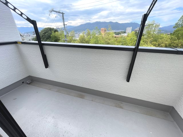 佐伯区皆賀１丁目　№35912のバルコニー|ご家族の洗濯物も
快適に干せます◎