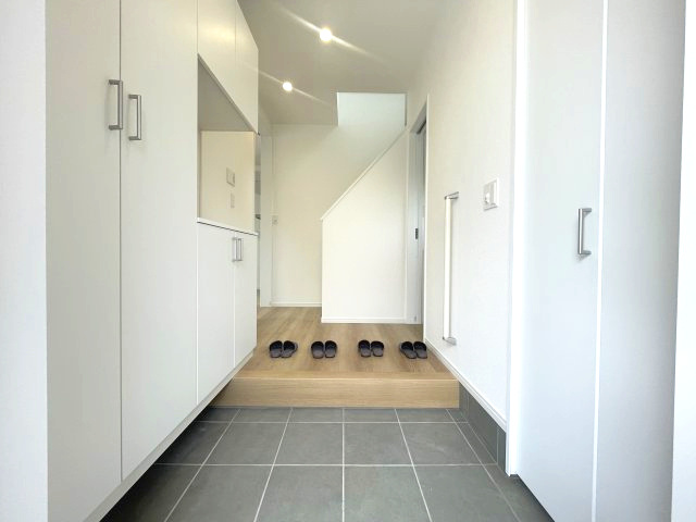 佐伯区皆賀１丁目　№35912の玄関|収納が多いので
いつも綺麗な玄関を
保てます。