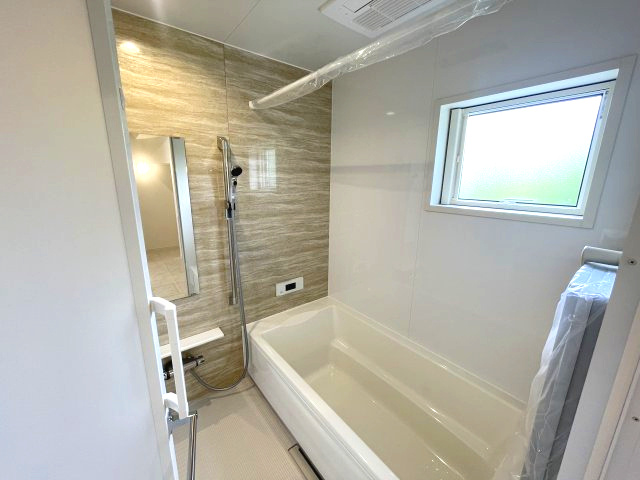 佐伯区皆賀１丁目　№35912の浴室|落ち着いた色合いの
アクセントパネルが
魅力です。