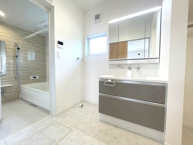 佐伯区皆賀１丁目　№35912の独立洗面台|三面鏡裏収納で
小物もスッキリ。