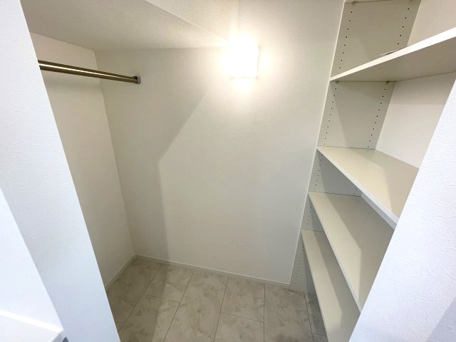 佐伯区皆賀１丁目　№35912のランドリースペース|洗面台の隣には室内干しスペースと
便利な収納棚もあります。