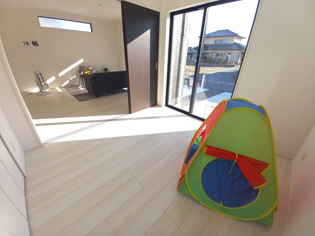 ◇泉町下川　3期　全5棟　4号棟　◇お子様がいる家庭にオススメな物件です☆の洋室|同施工◆居室の写真です◆　木の温もりがナチュラルでくつろげる空間ですね♪　寝室にも、子供部屋にも、趣味のお部屋にもお使いいただけます♪