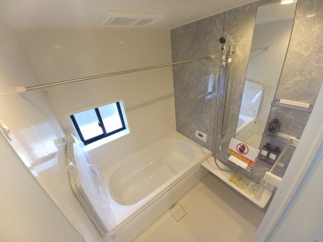 ◇泉町下川　3期　全5棟　4号棟　◇お子様がいる家庭にオススメな物件です☆の浴室|同施工◆ユニットバスの写真です◆　毎日の疲れを癒す広々とした浴室は、足を伸ばしてゆっくりとくつろげます♪　好きな音楽を聴いたり、動画を見たり、半身浴をして　自分だけの癒し時間が楽しめますね！

