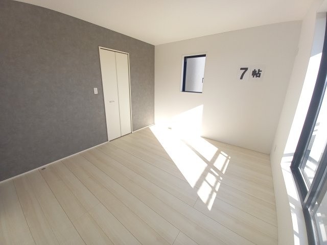 ◇泉町下川　3期　全5棟　4号棟　◇お子様がいる家庭にオススメな物件です☆の独立洗面台|同施工◆洗面所の写真です◆　洗面台は朝をすっきりさせてくれる空間としては大切な空間です。バタバタしている忙しい朝でも収納が多い洗面台では短い時間で効率良く支度ができます。

