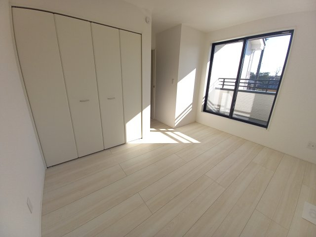 ◇泉町下川　3期　全5棟　4号棟　◇お子様がいる家庭にオススメな物件です☆の洋室|同施工◆居室の写真です◆　寝室以外にも、趣味のお部屋にもお使いいただけます♪　子供部屋や主寝室などお部屋の使い分けができ、家族で暮らしやすいです！

