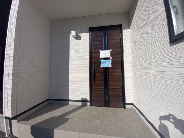 ◇泉町下川　3期　全5棟　4号棟　◇お子様がいる家庭にオススメな物件です☆の玄関|同施工◆玄関の写真です◆
玄関ホールにシューズクロークがあると、靴だけでなくベビーカーや自転車、アウトドア用品などもしまうことができて便利です！ご家族が多くてもスッキリキレイに収納できますね♪

