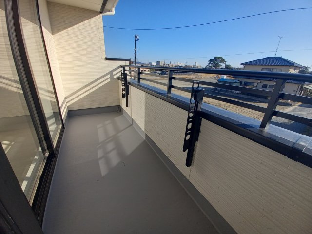 ◇泉町下川　3期　全5棟　4号棟　◇お子様がいる家庭にオススメな物件です☆の玄関|同施工◆玄関の写真です◆
お洒落な玄関は気分が良いですね♪広々とした玄関になっております。　ご両親やお友達が来ても、靴の置き場に困ることはありません。収納力たっぷりで、整理整頓も楽ちんですね。


