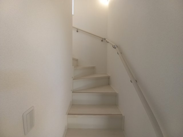 ◇泉町下川　3期　全5棟　4号棟　◇お子様がいる家庭にオススメな物件です☆のバルコニー|同施工◆バルコニーの写真です◆　
洗濯物から布団まで一度にたくさん干せて便利です♪
眺めのよいバルコニーで、あなただけのリラックスタイムを☆
