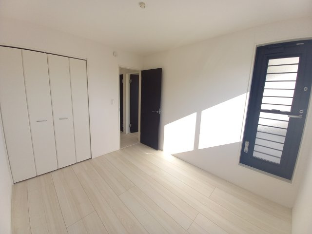 ◇泉町下川　3期　全5棟　4号棟　◇お子様がいる家庭にオススメな物件です☆の内装|同施工◆階段の写真です◆　窓から日が差して足元がしっかり確認できますね♪
さりげなく光があふれ、階段全体を柔らかく照らしています。



