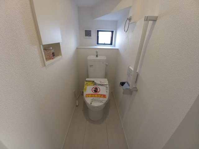 ◇泉町下川　3期　全5棟　4号棟　◇お子様がいる家庭にオススメな物件です☆のバルコニー|同施工◆バルコニーの写真です◆　日当たりも良く、屋根もしっかりありますのでお洗濯も快適です。急な雨が降っても安心です。お天気に左右されずに外出出来るのは嬉しいですね！