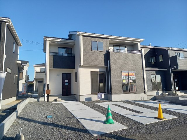 ◇泉町下川　3期　全5棟　4号棟　◇お子様がいる家庭にオススメな物件です☆の前面道路含む現地写真|同施工◆外観の写真です◆　
＼楽しみが広がる憧れのマイホーム (^^♪／
子供部屋や主寝室などお部屋の使い分けができ、ファミリー層が暮らしやすい4LDKです！

