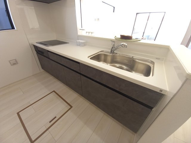 ◇泉町下川　3期　全5棟　4号棟　◇お子様がいる家庭にオススメな物件です☆のキッチン|同施工◆キッチンの写真です◆　目の前にリビングが広がる対面キッチンを採用、キッチンからリビング全体を見渡せる子育て中のご家族にも嬉しい造りです！キッチンでお料理をお楽しみください♪
