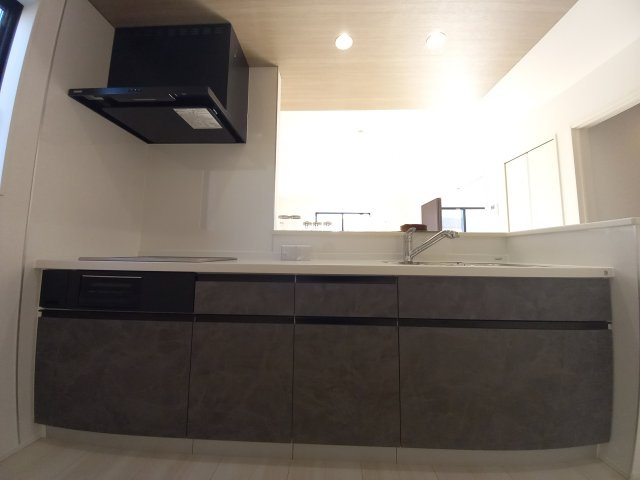 ◇泉町下川　3期　全5棟　4号棟　◇お子様がいる家庭にオススメな物件です☆のキッチン|同施工◆キッチンの写真です◆　使い勝手の良いシステムキッチン！
家族の笑顔を見ながらするお料理は対面キッチンの特権ですね！
お料理しやすいキッチンです♪