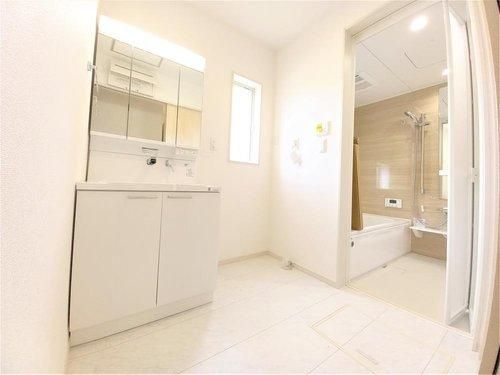 ◆新生活応援キャンペーン中！　小名浜林城　2号棟　オール電化新築建売住宅☆・。の洗面所|同施工：洗面所の写真です。使い勝手の良い洗面台は、奥様の身支度の時間も楽しくなりそうですね。　すっきりと使えるように収納も豊富にご用意しています。