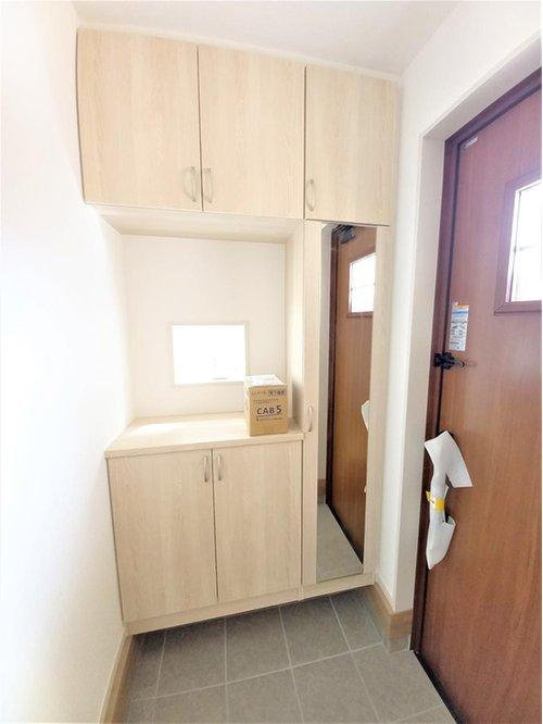 ◆新生活応援キャンペーン中！　小名浜林城　2号棟　オール電化新築建売住宅☆・。の玄関|同施工：玄関の写真です。お洒落な玄関からの外出は気分が良いですね♪　大容量のシューズボックス付き。散らかりがちな玄関もスッキリ収納！