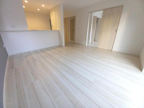 ◆新生活応援キャンペーン中！　小名浜林城　2号棟　オール電化新築建売住宅☆・。の居間・リビング|同施工━　リビングの写真です　━　広いリビングで快適に、ゆったりと過ごせますね♪　　　フローリングは、汚れがつきにくく、日常のお手入れはから拭きだけで OKです♪