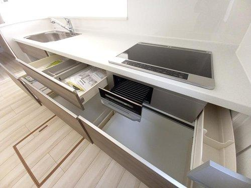 ◆新生活応援キャンペーン中！　小名浜林城　2号棟　オール電化新築建売住宅☆・。の外観|同施工：キッチンの写真です。　とにかくものが多くなりがちなキッチン空間。システムキッチンは見た目スッキリなのに収納力たっぷりです♪さらに床下収納もあります。