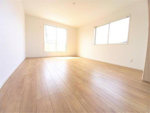 ◇【小名浜大原　12期】　1号棟　☆新生活応援キャンペーン中☆　泉駅まで車で10分◇のその他|同施工：居室の写真です。寝室にも、子供部屋にも、趣味のお部屋にもお使いいただけます♪　柔らかい陽光が差し込む明るいお部屋を演出する設計。彩光の取れる窓が気持ちの良いお部屋を創り上げます。