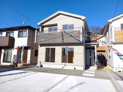 ◇【小名浜大原　12期】　1号棟　☆新生活応援キャンペーン中☆　泉駅まで車で10分◇の外観|同施工━　外観の写真です　━　外壁仕上げ材は窯業系サイディング。裏面に付着した汚れが、雨水によって流れ落ちやすい「防汚機能付きサイディング」を採用。外壁の美しさが長持ちします♪