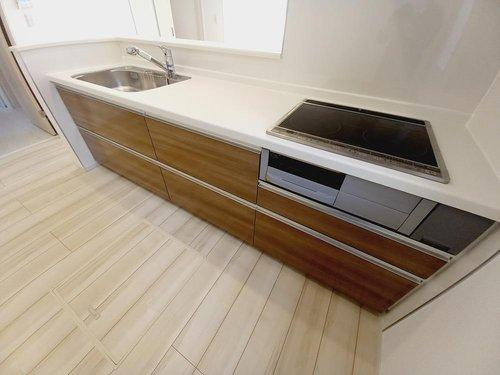 ◇【小名浜大原　12期】　1号棟　☆新生活応援キャンペーン中☆　泉駅まで車で10分◇のキッチン|同施工：◆キッチンの写真です◆　とにかくものが多くなりがちなキッチン空間。システムキッチンは見た目スッキリなのに収納力たっぷりです♪さらに床下収納もあります。