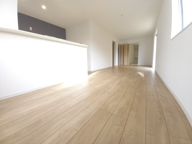 ◇平下平窪　6期　全4棟／2号棟　いわき駅まで車で9分♪◇の居間・リビング|同施工◆リビングの写真です◆　毎日の疲れを癒す広々としたLDK！
家族が集まるリビングには明るい日差しが差し込みます。
家族団らんの一時をお楽しみ下さい。