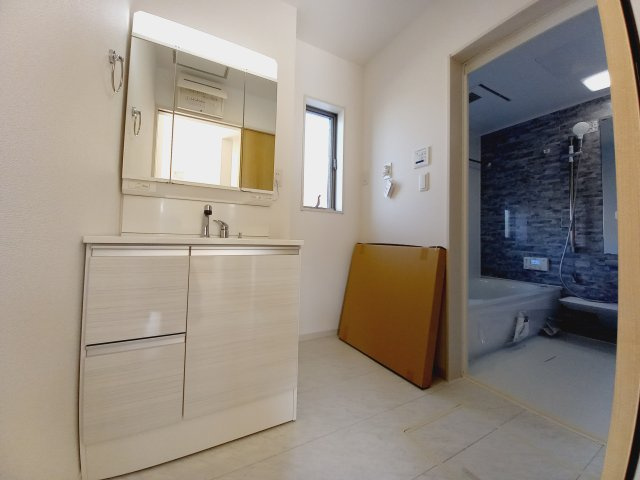 ◇平下平窪　6期　全4棟／2号棟　いわき駅まで車で9分♪◇の独立洗面台|同施工◆洗面所の写真です◆　広々としている洗面所は身支度もしやすく、収納スペースを的確に確保できます！