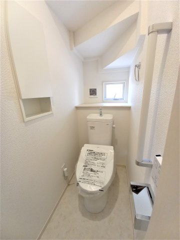 ◇平下平窪　6期　全4棟／2号棟　いわき駅まで車で9分♪◇のトイレ|同施工◆トイレの写真です◆
便器にフチがないので汚れが隠れて見えない部分がありません。 お手入れがとってもラクラクです♪　一階、二階にそれぞれトイレがございますので、ご家族の多い方でも安心ですね♪
