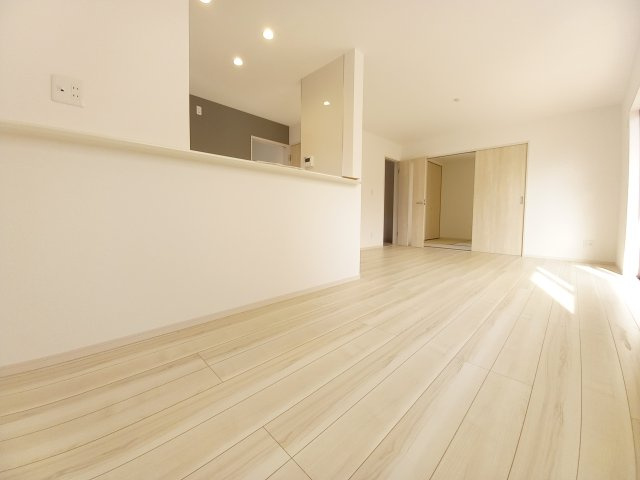 ◇平下平窪　6期　全4棟／2号棟　いわき駅まで車で9分♪◇の居間・リビング|同施工◆リビングの写真です◆　光あふれる開放的なリビングは自然と家族が集まる空間！家族団らんの時間を優しく見守るお住まいです！


