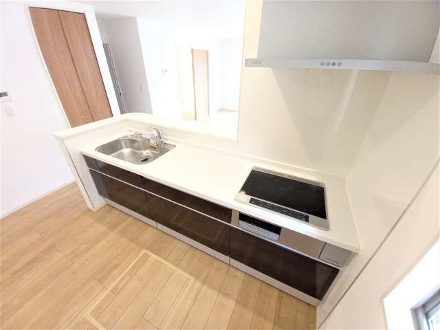 ◇平下平窪　6期　全4棟／2号棟　いわき駅まで車で9分♪◇のキッチン|同施工◆キッチンの写真です◆　使い勝手がよくかつ、おしゃれにも見えるシステムキッチン採用！
作業スペースが広くてお料理がはかどります。

