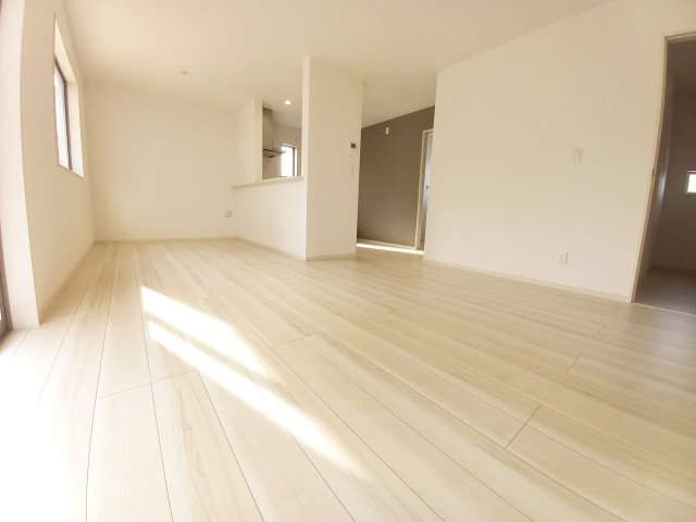 ◇平下平窪　6期　全4棟／2号棟　いわき駅まで車で9分♪◇の居間・リビング|同施工◆リビングの写真です◆　通風と採光を考慮したリビングは家族が自然と集まる空間となります！居心地の良いリビングで家族団らんを！