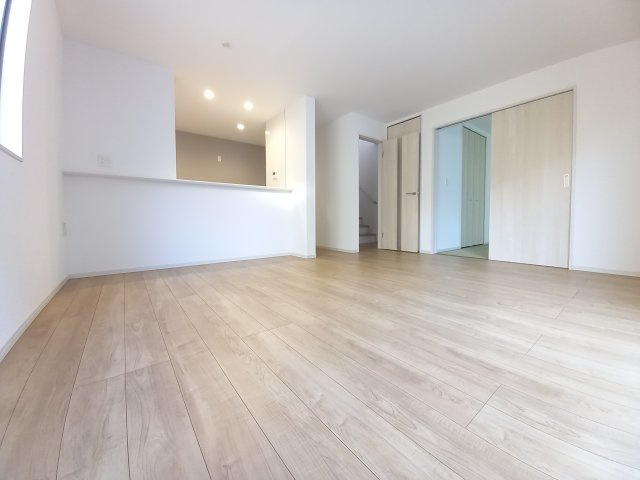 ◇平下平窪　6期　全4区画　マルトまで徒歩7分♪◇の居間・リビング|同施工◆リビングの写真です◆
ホームパーティーも盛り上がりそうなおしゃれなリビング♪　広いリビングで快適に、ゆったりと過ごせますね♪