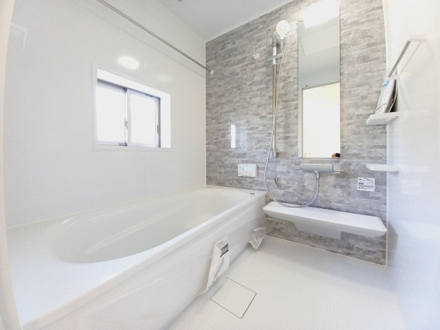 ◇平下平窪　6期　全4区画　マルトまで徒歩7分♪◇の浴室|同施工◆ユニットバスの写真です◆　一日の疲れを癒してくれそうですね♪
浴室は汚れにくくお掃除のしやすい工夫が凝らされています。
億劫な日々のお掃除もラクラクにしてくれます。

