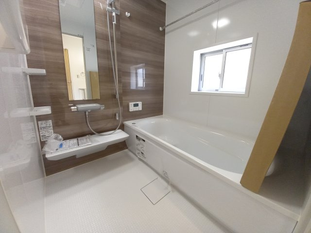 ◇平下平窪　6期　全4棟／4号棟　マルトまで徒歩7分♪◇の浴室|同施工◆ユニットバスの写真です◆　毎日の疲れを癒す広々とした浴室は、足を伸ばしてゆっくりとくつろげます♪　好きな音楽を聴いたり、動画を見たり、半身浴をして　自分だけの癒し時間が楽しめますね！