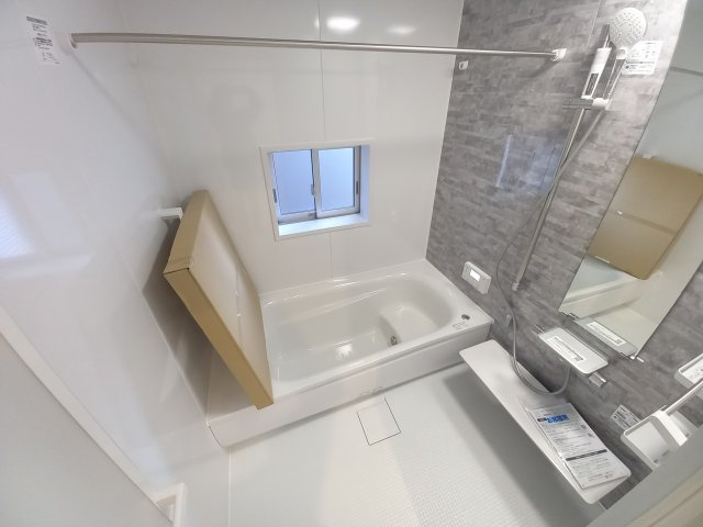 ◇平下平窪　6期　全4棟／4号棟　マルトまで徒歩7分♪◇の浴室|同施工◆ユニットバスの写真です◆　一日の疲れを癒してくれそうですね♪
浴室は汚れにくくお掃除のしやすい工夫が凝らされています。
億劫な日々のお掃除もラクラクにしてくれます。