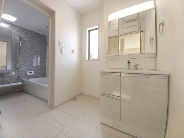 ◇平下平窪　6期　全4区画　マルトまで徒歩7分♪◇の独立洗面台|同施工◆洗面所の写真です◆　使い勝手の良い洗面台は、奥様の身支度の時間も楽しくなりそうですね。　洗面台がシャワー付きだと洗面・洗髪・メイクができるので、お急ぎの時でも便利です☆