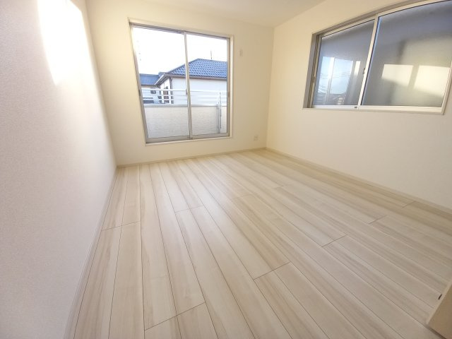 ◇平下平窪　6期　全4棟／4号棟　マルトまで徒歩7分♪◇の洋室|同施工◆居室の写真です◆　日当たり良好の居室は気持ちが良いですね。　家族構成によって色んなアレンジを加えられます♪それぞれにプライベートなスペースを持ち、子どもたちの成長も見守ることができますね。