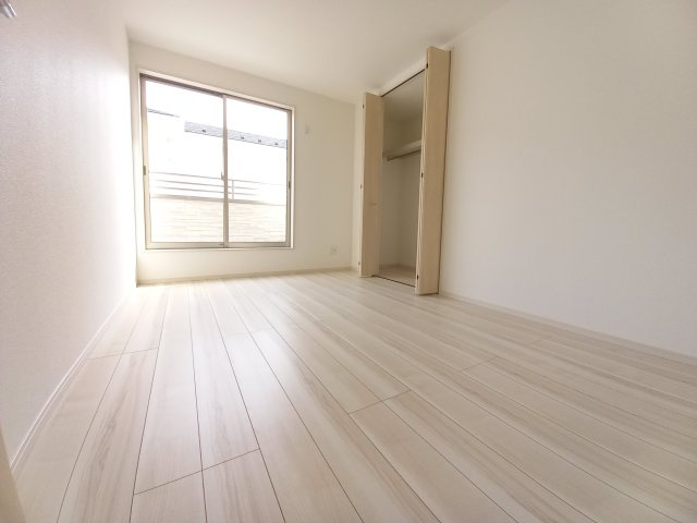 ◇平下平窪　6期　全4棟／4号棟　マルトまで徒歩7分♪◇の洋室|同施工◆居室の写真です◆　木の温もりがナチュラルでくつろげる空間ですね♪　寝室にも、子供部屋にも、趣味のお部屋にもお使いいただけます♪