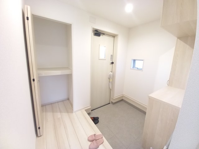◇平下平窪　6期　全4区画　マルトまで徒歩7分♪◇の玄関|同施工◆玄関の写真です◆
広々玄関で人の出入りが楽！　シューズボックスは収納力たっぷりで、整理整頓も楽ちんですね。お洒落な玄関はお客様からも喜んでいただけそうです！！