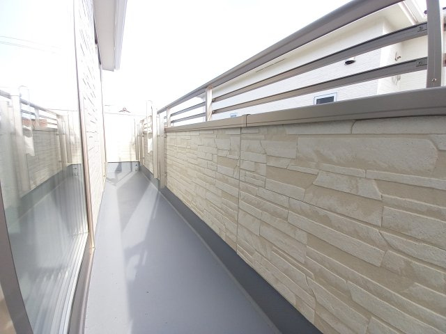 ◇平下平窪　6期　全4区画　マルトまで徒歩7分♪◇の前面道路含む現地写真|同施工◆バルコニーの写真です◆　
洗濯物から布団まで一度にたくさん干せて便利です♪
眺めのよいバルコニーで、あなただけのリラックスタイムを☆