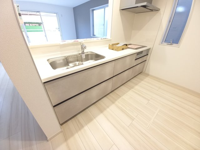 ◇平下平窪　6期　全4棟／4号棟　マルトまで徒歩7分♪◇のキッチン|同施工◆キッチンの写真です◆　目の前にリビングが広がる対面キッチンを採用、キッチンからリビング全体を見渡せる子育て中のご家族にも嬉しい造りです！