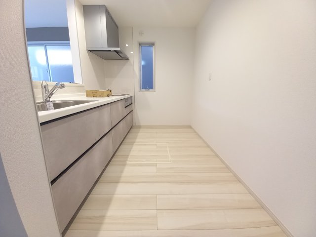 ◇平下平窪　6期　全4棟／4号棟　マルトまで徒歩7分♪◇の玄関|同施工◆キッチンの写真です◆　使い勝手がよくかつ、おしゃれにも見えるシステムキッチン採用！
作業スペースが広くてお料理がはかどります。

