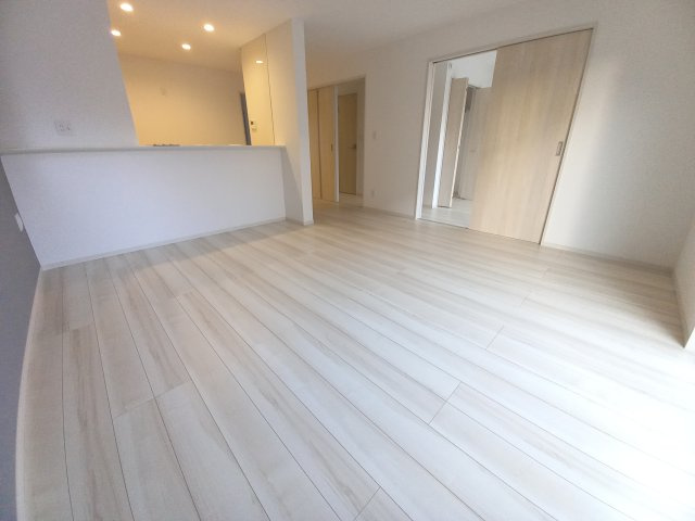 ◇平下平窪　6期　全4区画　マルトまで徒歩7分♪◇の居間・リビング|同施工◆リビングの写真です◆　光あふれる開放的なリビングは自然と家族が集まる空間！家族団らんの時間を優しく見守るお住まいです！


