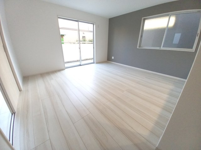 ◇平下平窪　6期　全4棟／4号棟　マルトまで徒歩7分♪◇の居間・リビング|同施工◆リビングの写真です◆　通風と採光を考慮したリビングは家族が自然と集まる空間となります！居心地の良いリビングで家族団らんを！