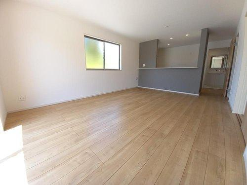 ◇平下平窪　6期　全4棟／4号棟　マルトまで徒歩7分♪◇の居間・リビング|同施工◆リビングの写真です◆　広いリビングで家族や友人と共に、ゆったりと快適に過ごせますね♪　インテリアもバリエーション豊かに楽しめます☆　