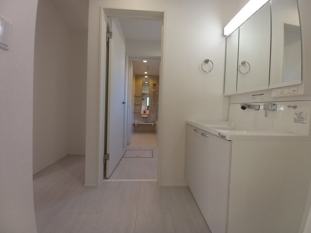 ◇泉町下川　3期　全5棟　1号棟　新生活応援キャンペーン実施中◇の独立洗面台|同施工◆洗面所の写真です◆　洗面台は朝をすっきりさせてくれる空間としては大切な空間です。バタバタしている忙しい朝でも収納が多い洗面台では短い時間で効率良く支度ができます。

