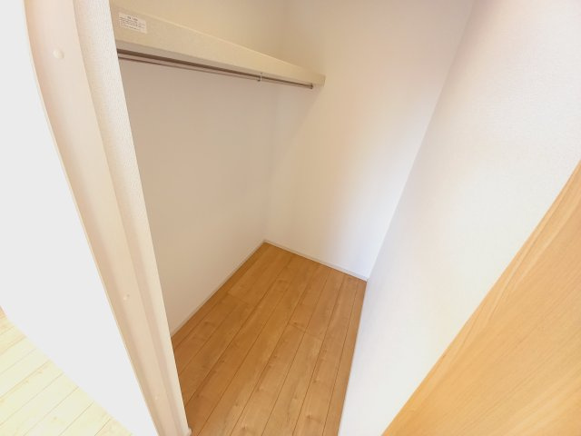 ◇泉町下川　3期　全5棟　1号棟　新生活応援キャンペーン実施中◇の収納|同施工◆収納スペースの写真です◆　衣類やカバンなどたっぷりと収納可能です！生活感のあるものを隠して置けるからお部屋をスッキリと見せやすいです。

